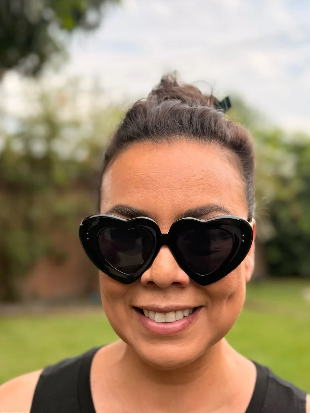 Black Heart-Shaped Women's Sunglasses - Fashion Accessory